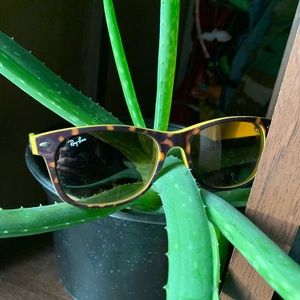 Tortoise shell & yellow Ray-Bans